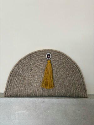 Pochette demi-lune pompon ocre