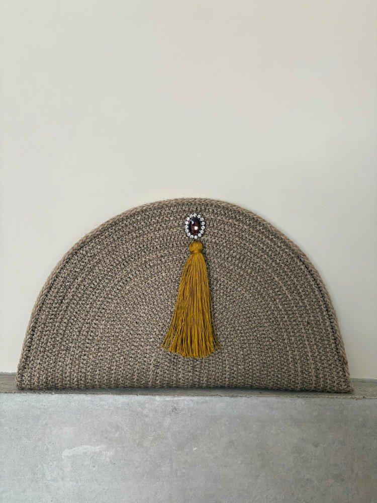 Cette pochette, demi-lune ou rectangulaire, est un accessoire de mode toute saison.