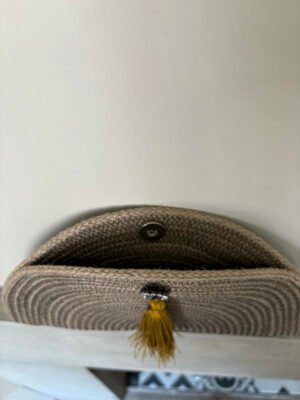Pochette demi-lune pompon ocre