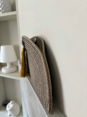 Pochette demi-lune pompon ocre