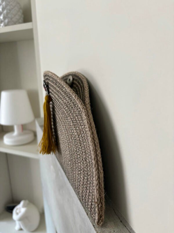Cette pochette, demi-lune ou rectangulaire, est un accessoire de mode toute saison.