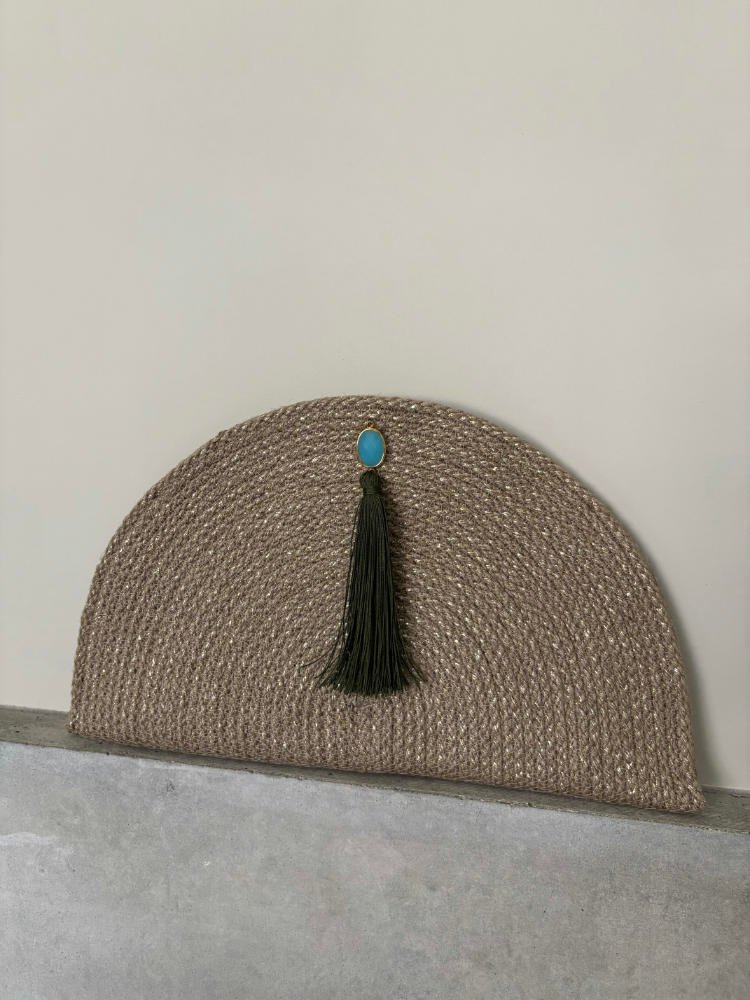 Cette pochette, demi-lune ou rectangulaire, est un accessoire de mode toute saison.