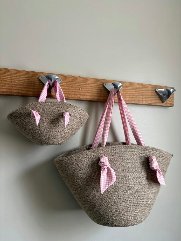 Ce sac panier, toute saison, peut être porté main ou épaule selon la finition.