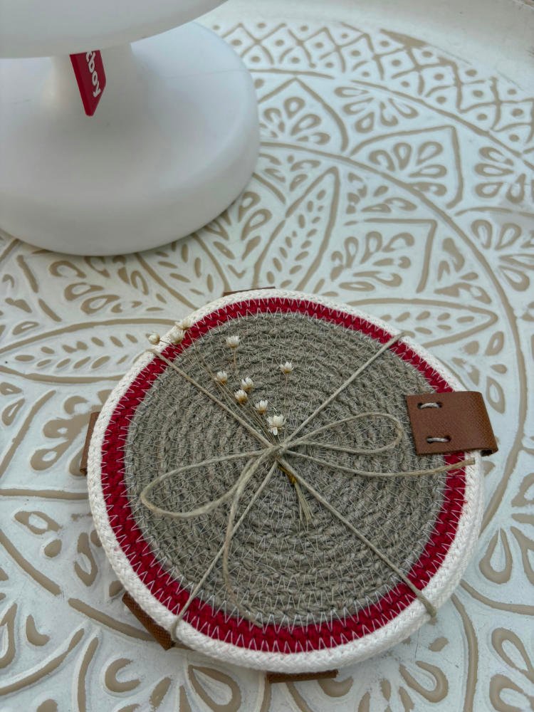 Ces sous-verres en corde naturelle embelliront votre table.