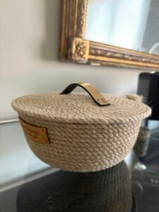 Ce panier de décoration en corde naturelle pour embellir votre intérieur ou votre extérieur.