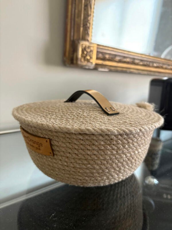 Ce panier de décoration en corde naturelle pour embellir votre intérieur ou votre extérieur.