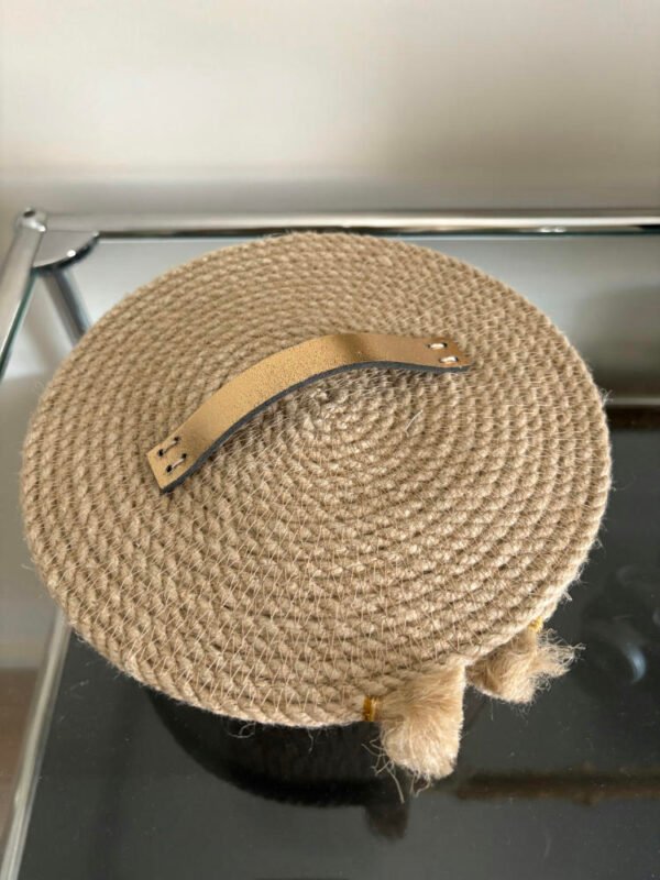 Ce panier de décoration en corde naturelle pour embellir votre intérieur ou votre extérieur.