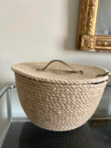 Ce panier de décoration en corde naturelle pour embellir votre intérieur ou votre extérieur.