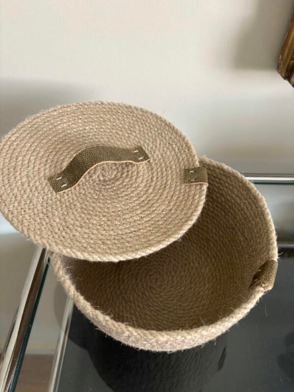 Ce panier de décoration en corde naturelle pour embellir votre intérieur ou votre extérieur.