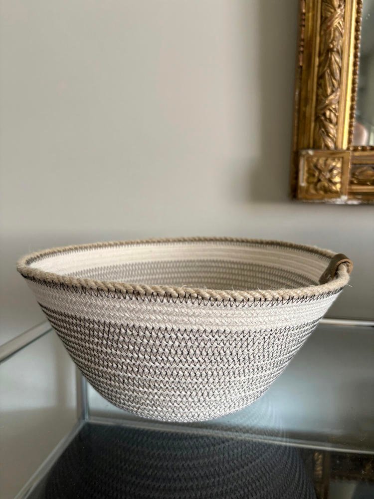 Ce panier de décoration en corde naturelle pour embellir votre intérieur ou votre extérieur.
