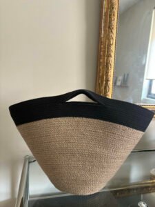Ce sac panier, toute saison, peut être porté main ou épaule selon la finition.
