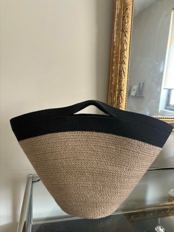 Ce sac panier, toute saison, peut être porté main ou épaule selon la finition.