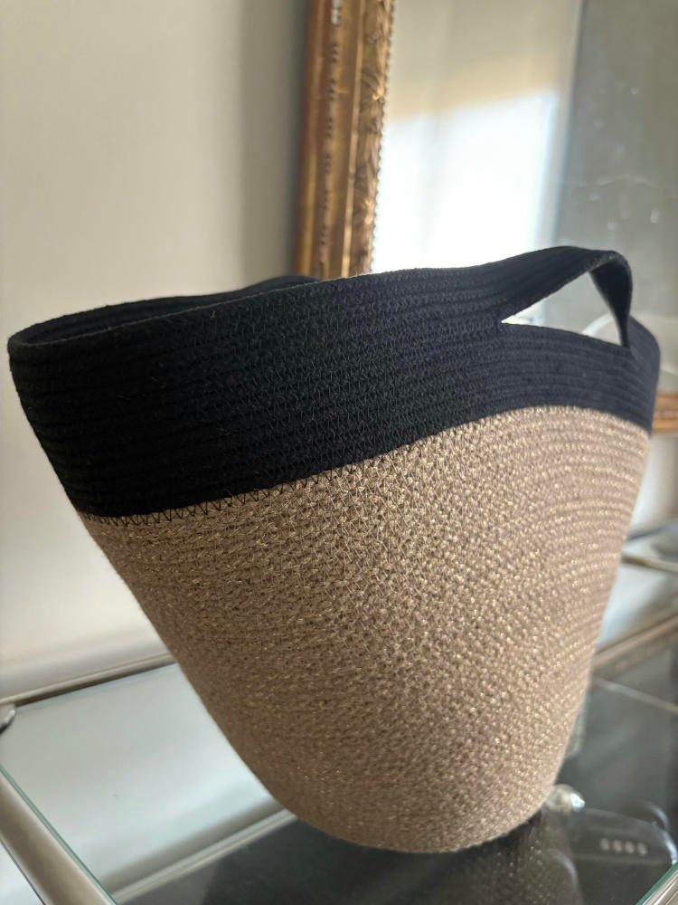 Ce sac panier, toute saison, peut être porté main ou épaule selon la finition.