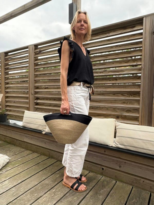 Ce sac panier, toute saison, peut être porté main ou épaule selon la finition.