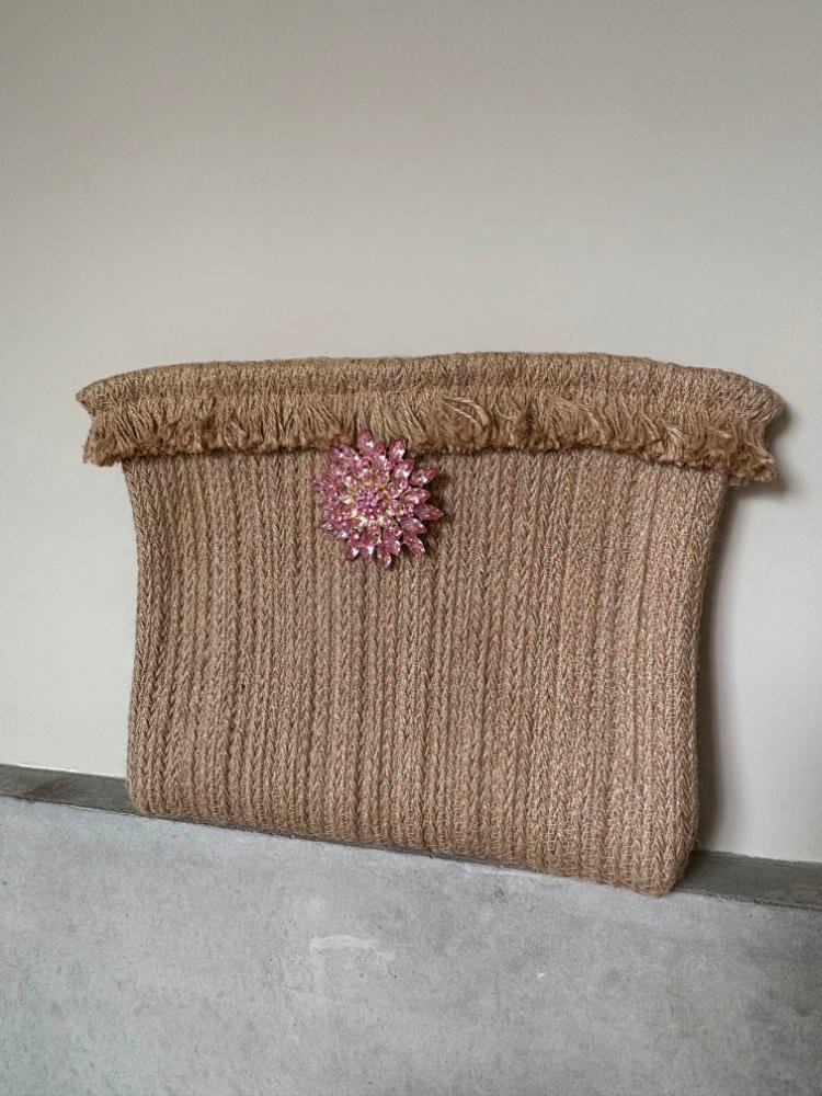 Cette pochette, demi-lune ou rectangulaire, est un accessoire de mode toute saison.