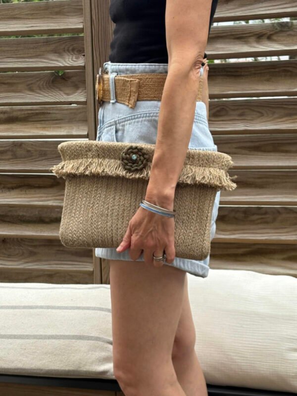 Cette pochette, demi-lune ou rectangulaire, est un accessoire de mode toute saison.