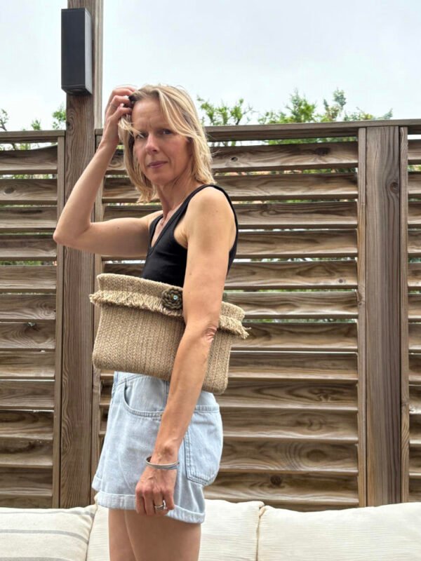 Cette pochette, demi-lune ou rectangulaire, est un accessoire de mode toute saison.