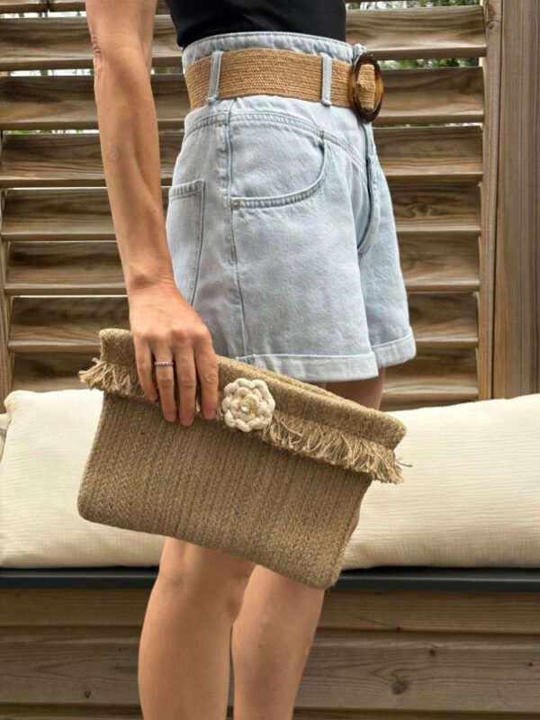 Cette pochette, demi-lune ou rectangulaire, est un accessoire de mode toute saison.