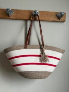 Ce sac panier, toute saison, peut être porté main ou épaule selon la finition.