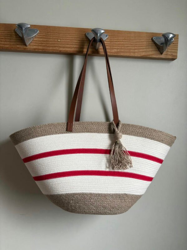Ce sac panier, toute saison, peut être porté main ou épaule selon la finition.