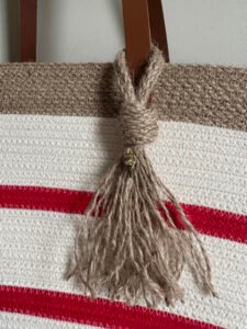 Ce sac panier, toute saison, peut être porté main ou épaule selon la finition.