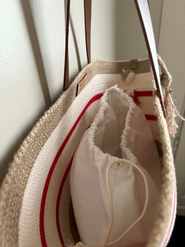 Ce sac panier, toute saison, peut être porté main ou épaule selon la finition.