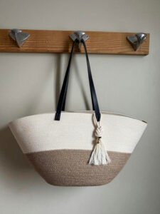 Ce sac panier, toute saison, peut être porté main ou épaule selon la finition.