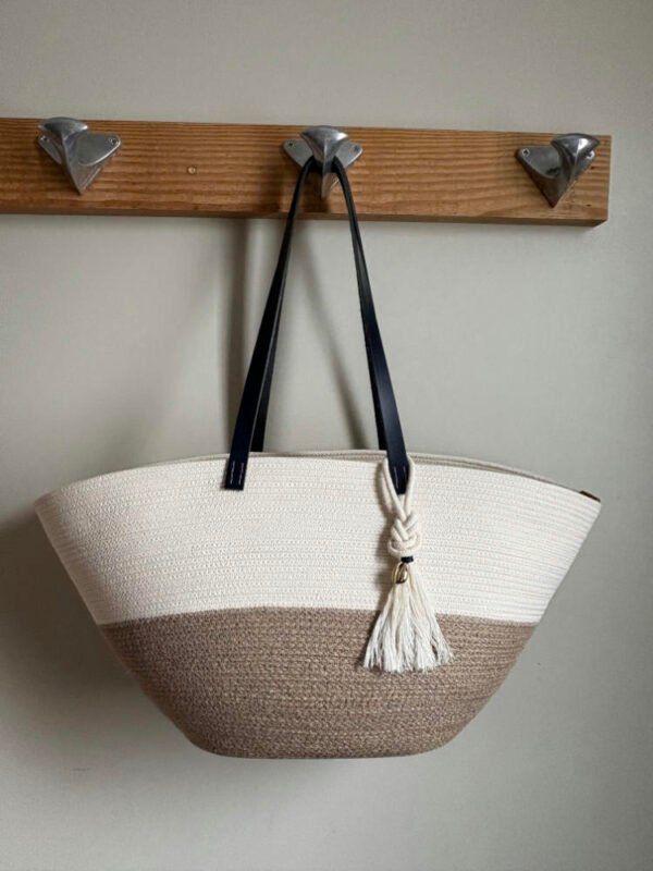 Ce sac panier, toute saison, peut être porté main ou épaule selon la finition.