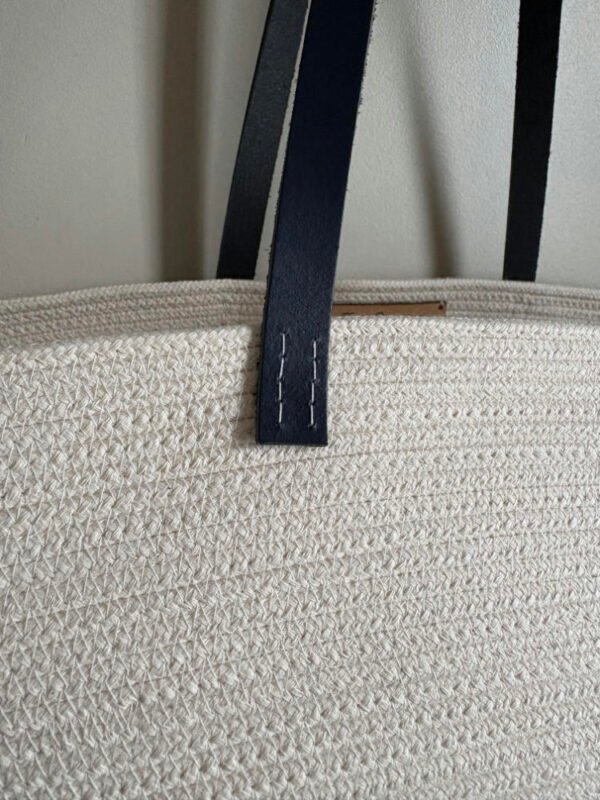 Ce sac panier, toute saison, peut être porté main ou épaule selon la finition.
