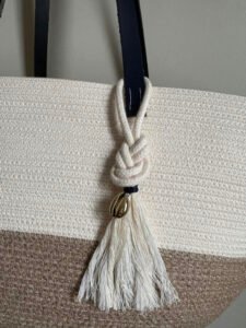 Ce sac panier, toute saison, peut être porté main ou épaule selon la finition.
