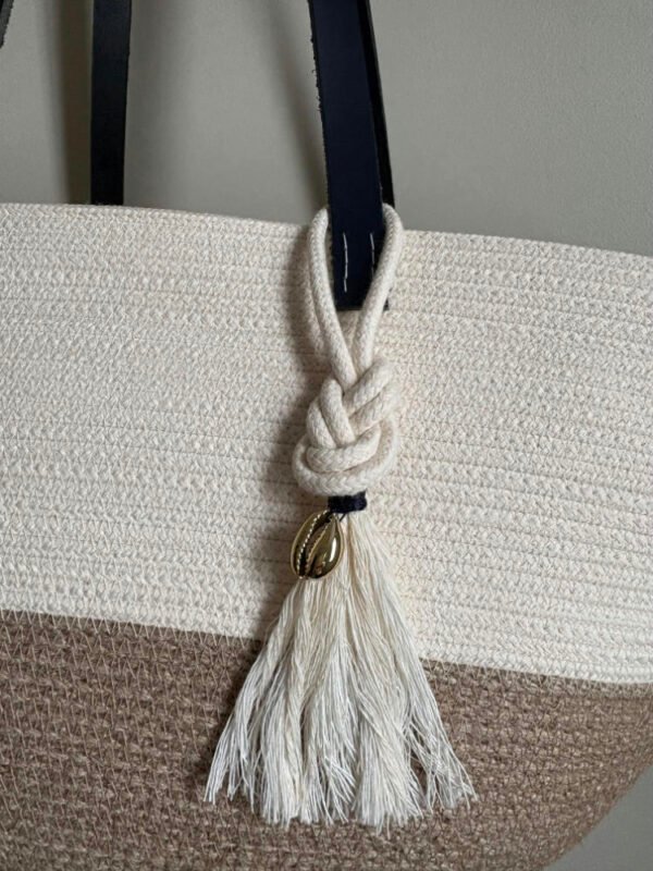 Ce sac panier, toute saison, peut être porté main ou épaule selon la finition.