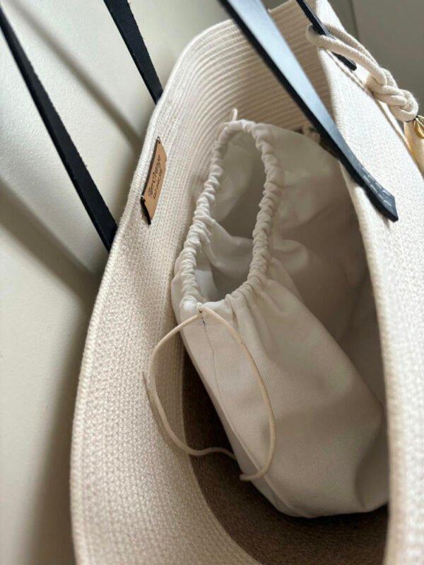 Ce sac panier, toute saison, peut être porté main ou épaule selon la finition.