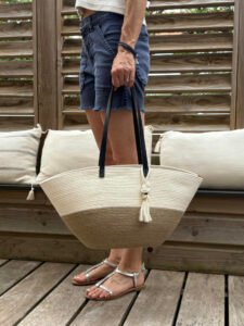 Ce sac panier, toute saison, peut être porté main ou épaule selon la finition.