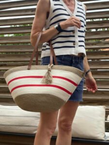 Ce sac panier, toute saison, peut être porté main ou épaule selon la finition.