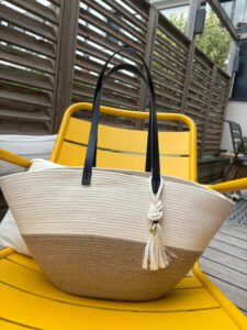 Ce sac panier, toute saison, peut être porté main ou épaule selon la finition.