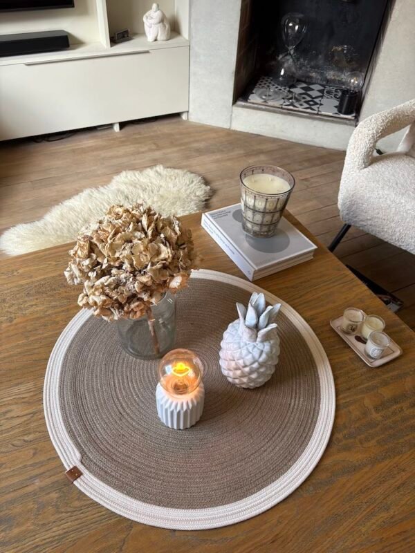 Ce centre de table est en corde naturelle. Il met en valeur votre table ou vos plats.