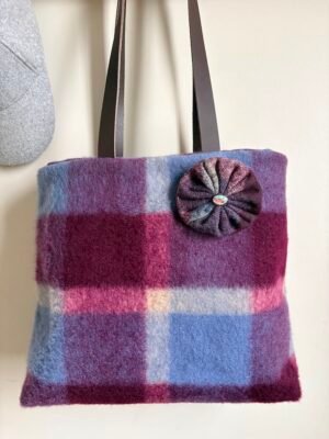 Sac cabas en lainage à carreaux bordeaux et bleu