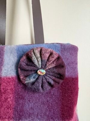 Sac cabas en lainage à carreaux bordeaux et bleu