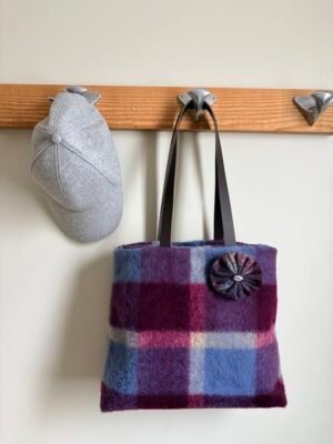 Sac cabas en lainage à carreaux bordeaux et bleu